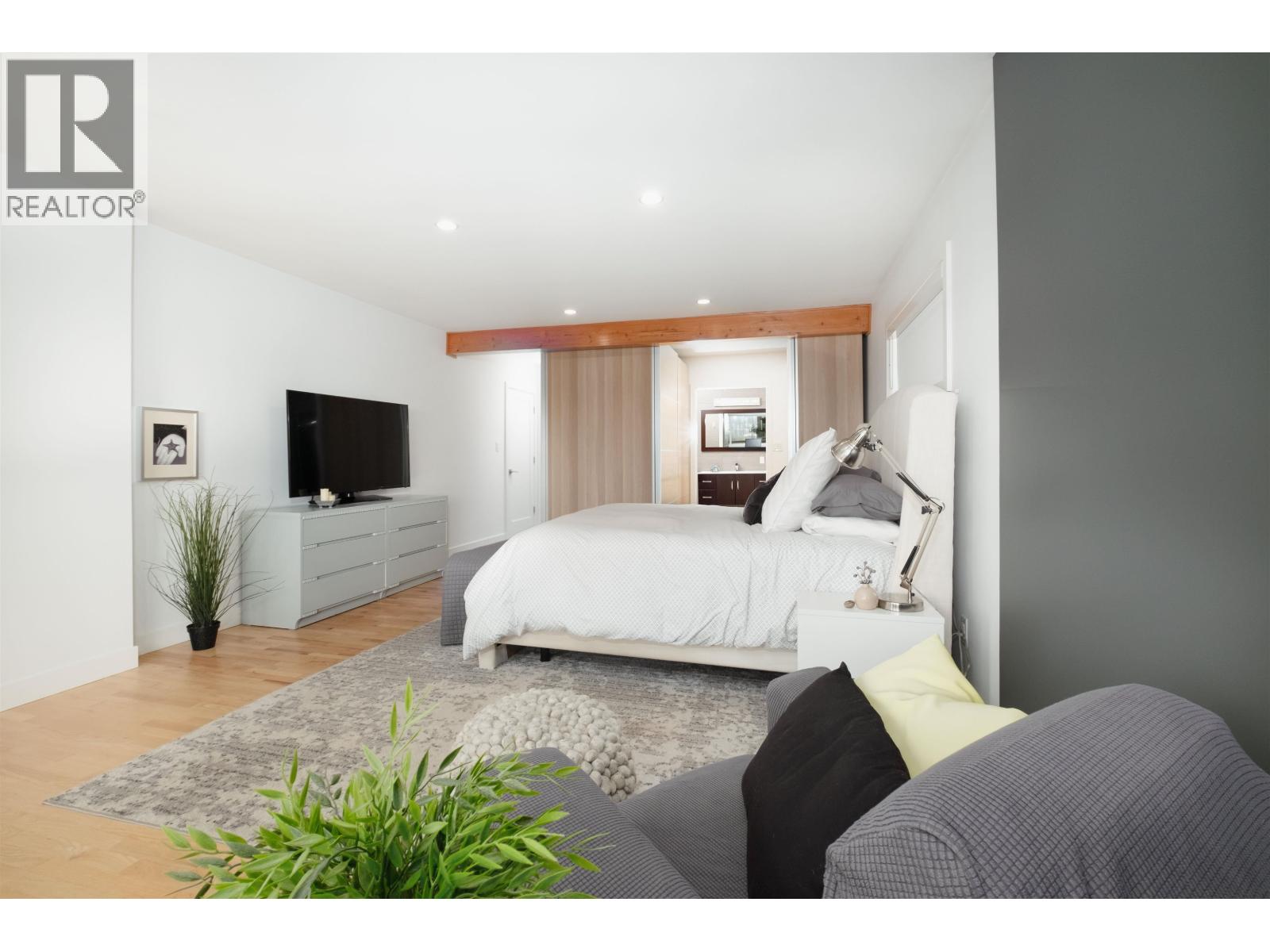 1095 W KEITH ROAD, North Vancouver