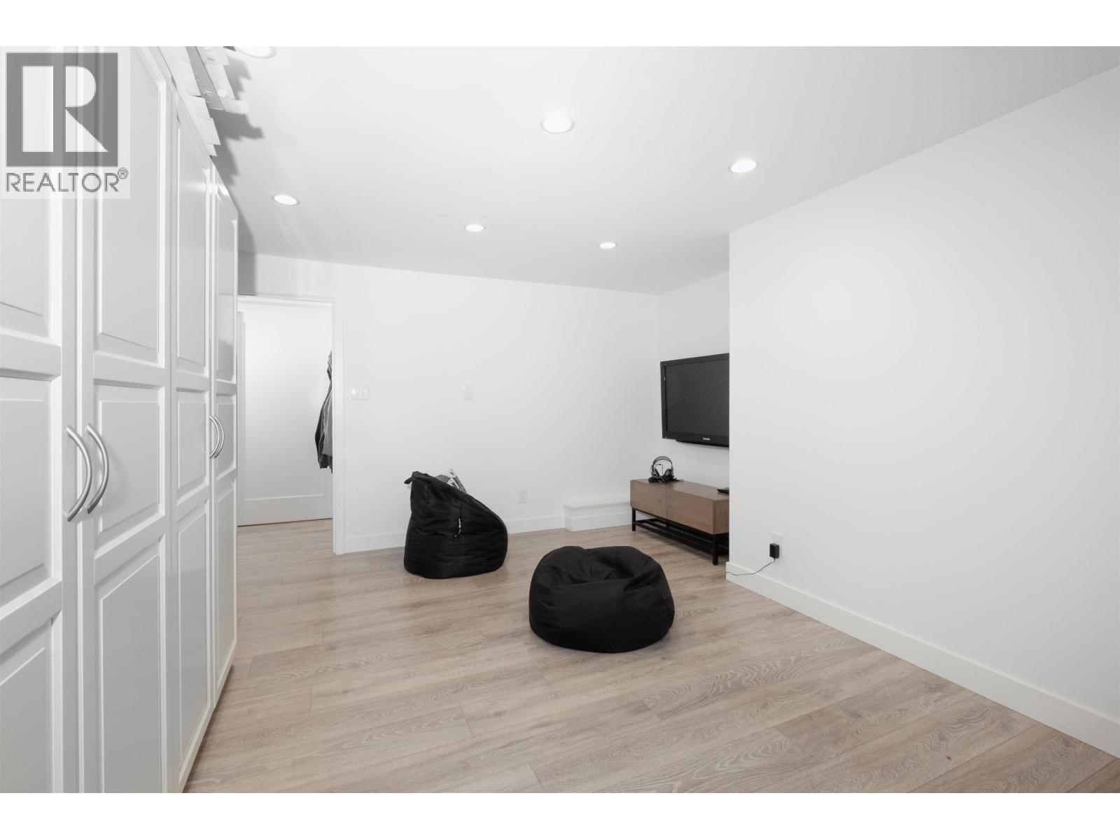 1095 W KEITH ROAD, North Vancouver