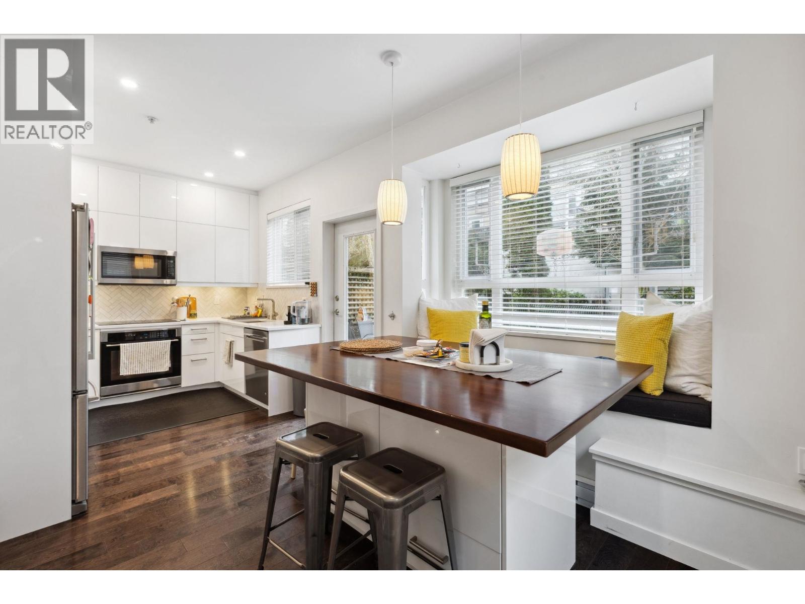 158 W 22ND STREET, North Vancouver