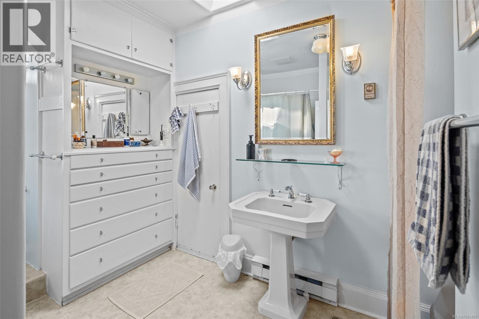 1043/1045 Belmont Ave, Victoria