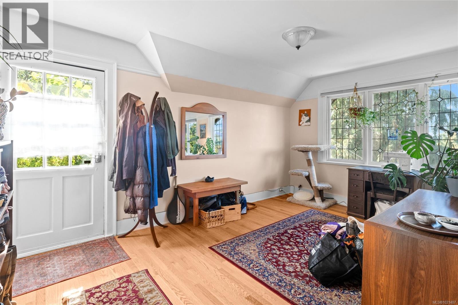 1043/1045 Belmont Ave, Victoria