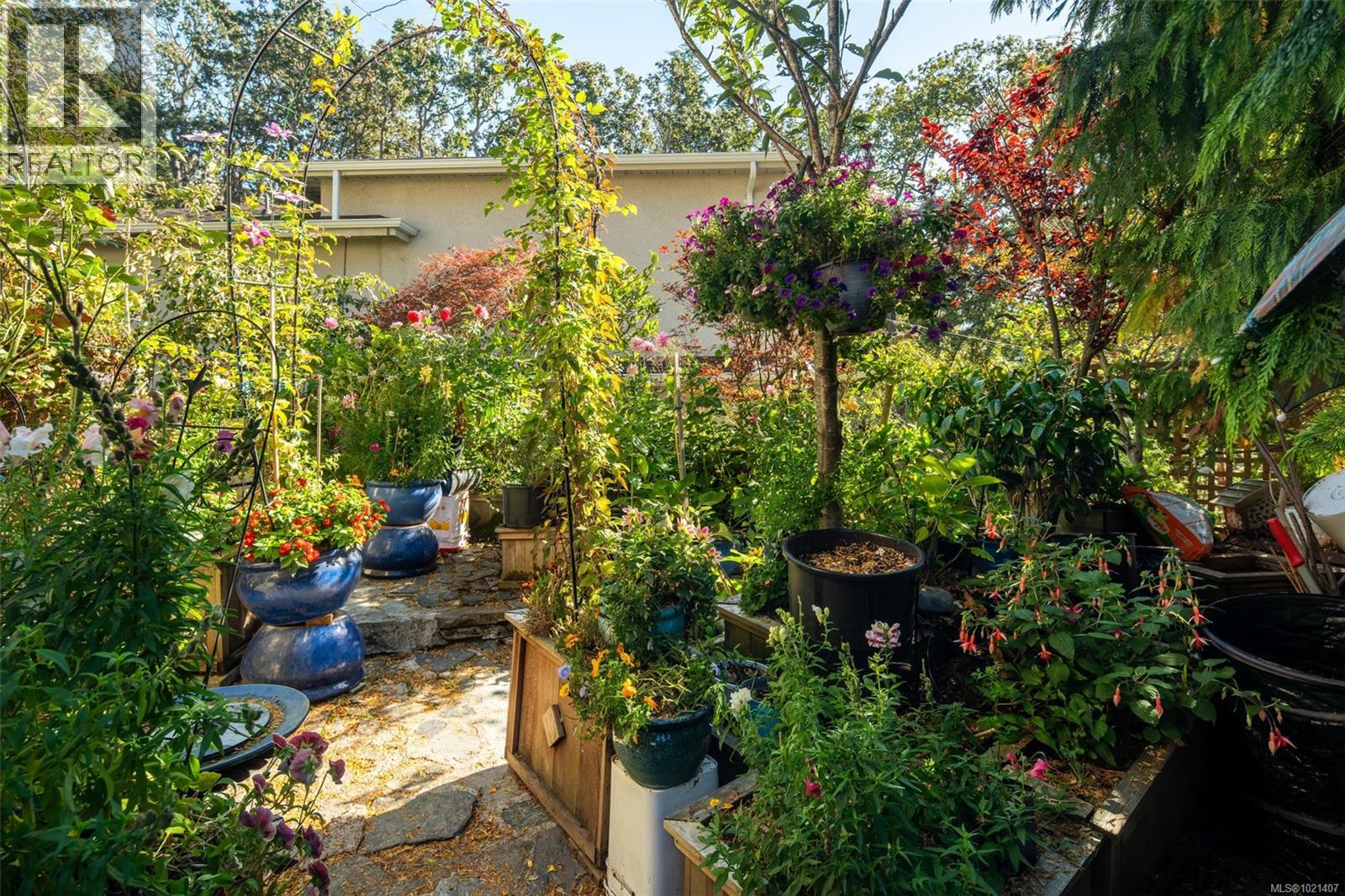 1043/1045 Belmont Ave, Victoria