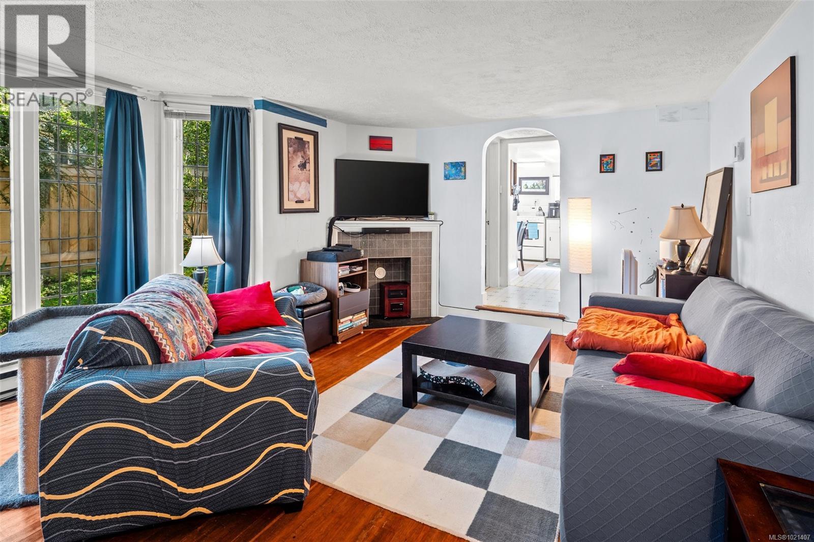 1043/1045 Belmont Ave, Victoria