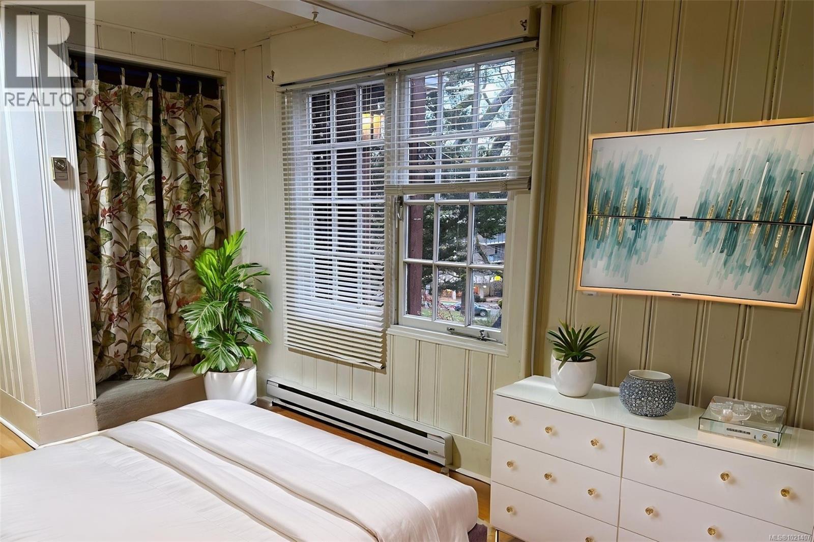 1043/1045 Belmont Ave, Victoria