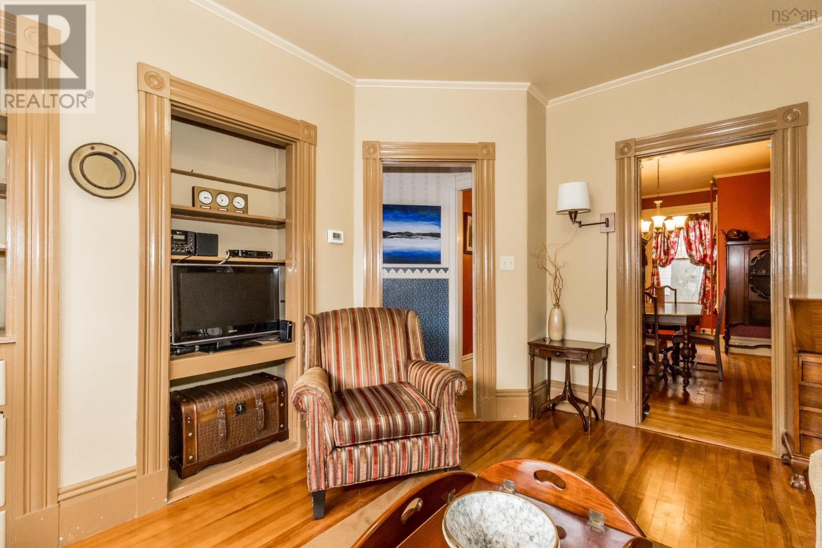 Property 41 of 43 of 359 Granville Street E