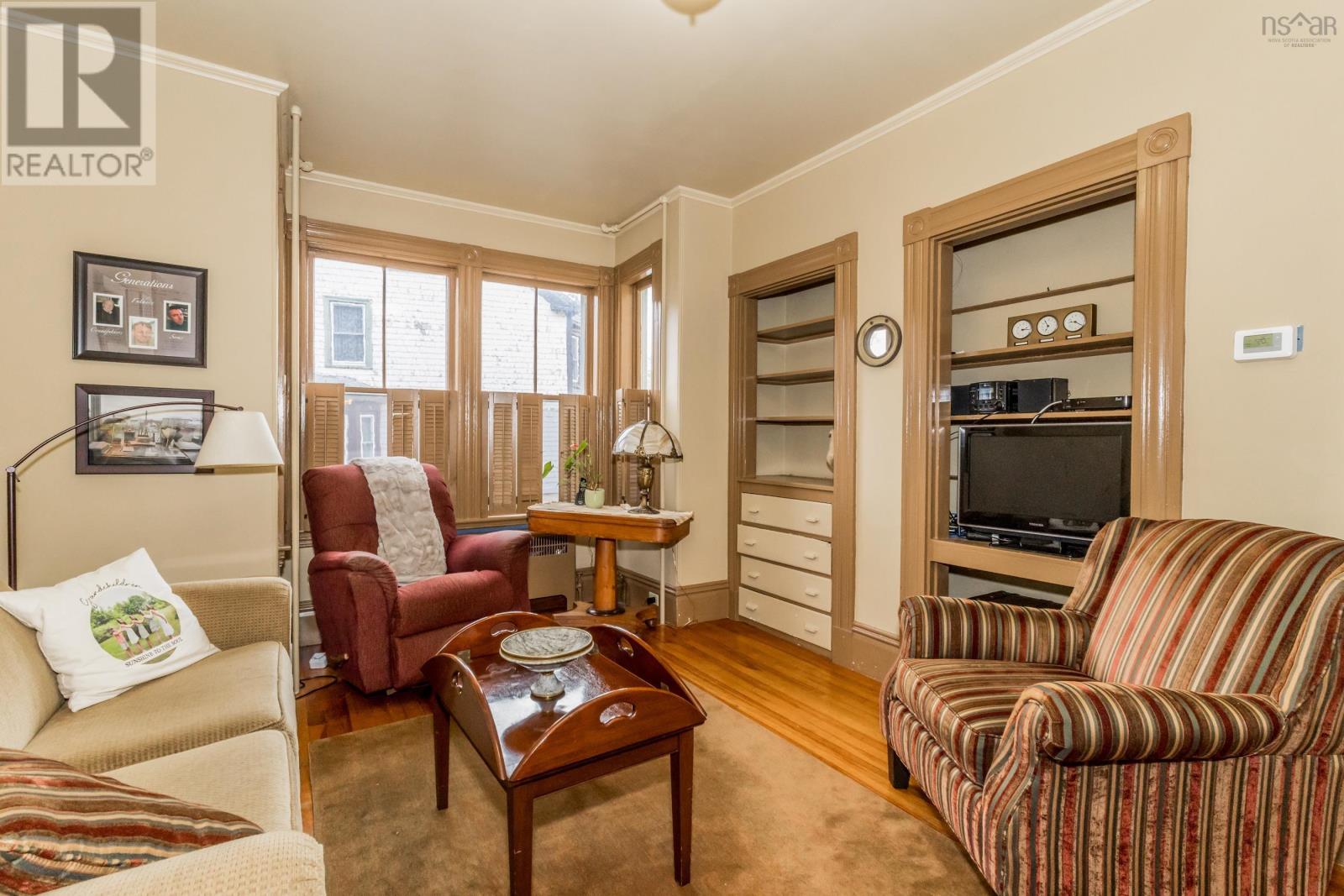 Property 26 of 43 of 359 Granville Street E