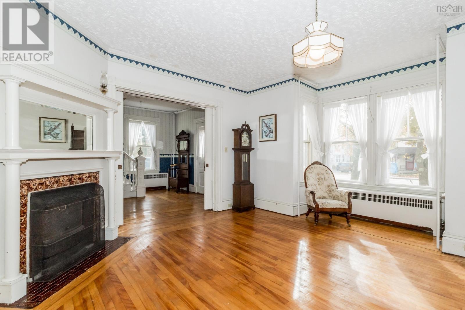 Property 9 of 43 of 359 Granville Street E