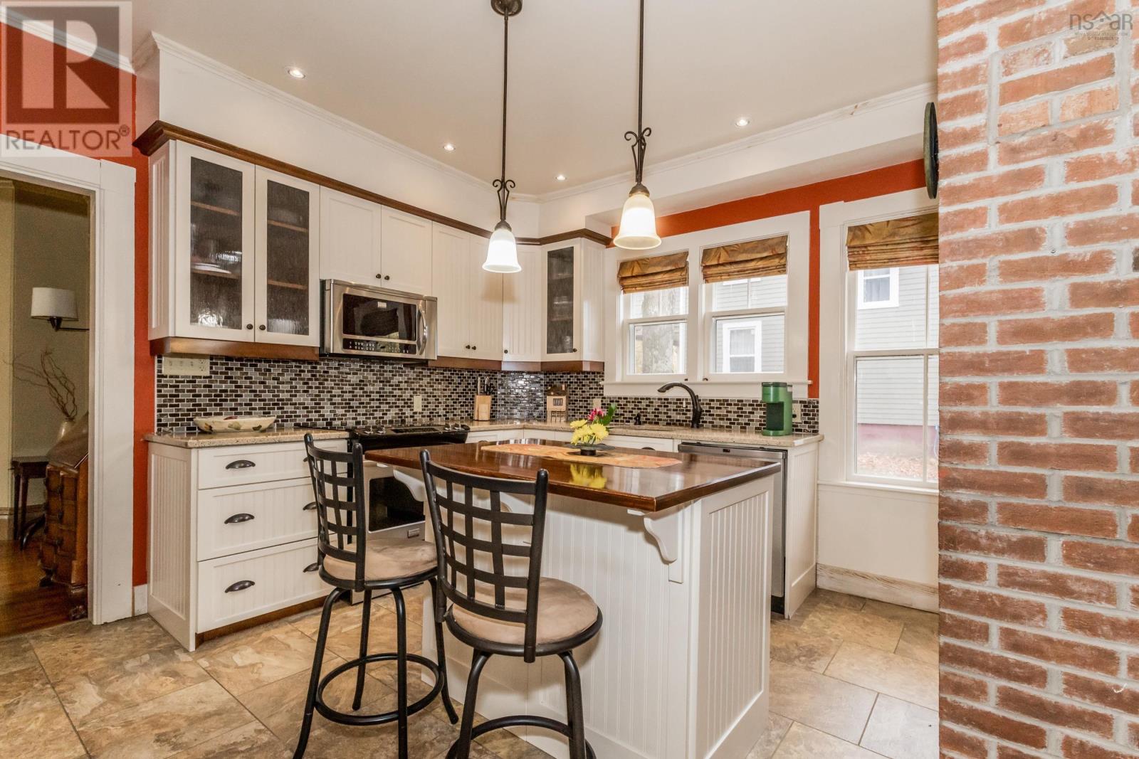 Property 35 of 43 of 359 Granville Street E