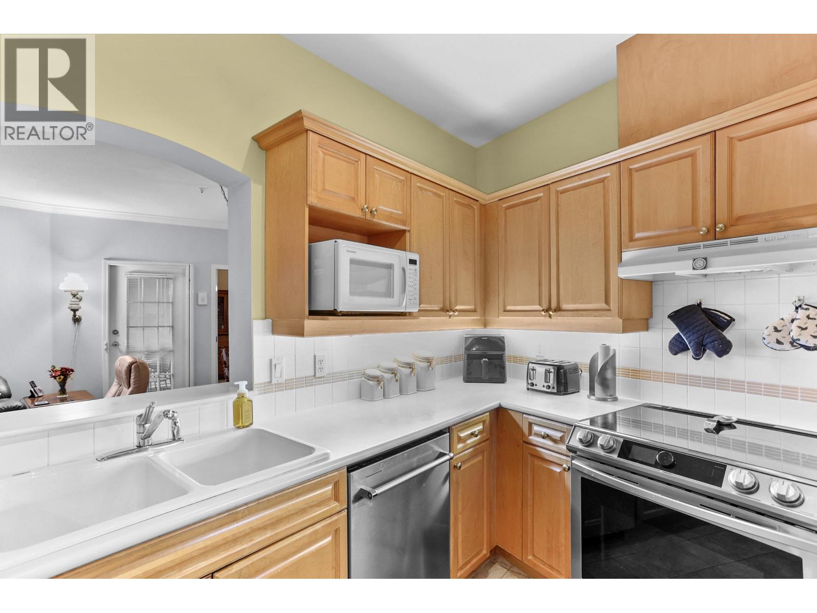 343 3098 GUILDFORD WAY, Coquitlam