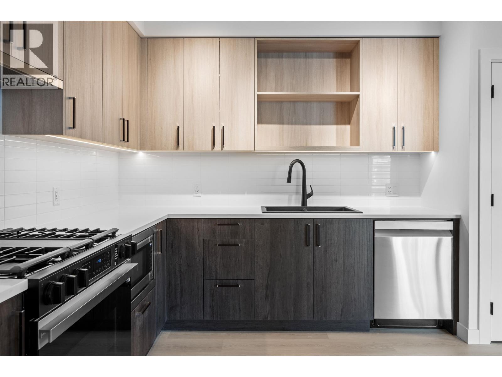 221 2002 ST. GEORGE STREET, Port Moody