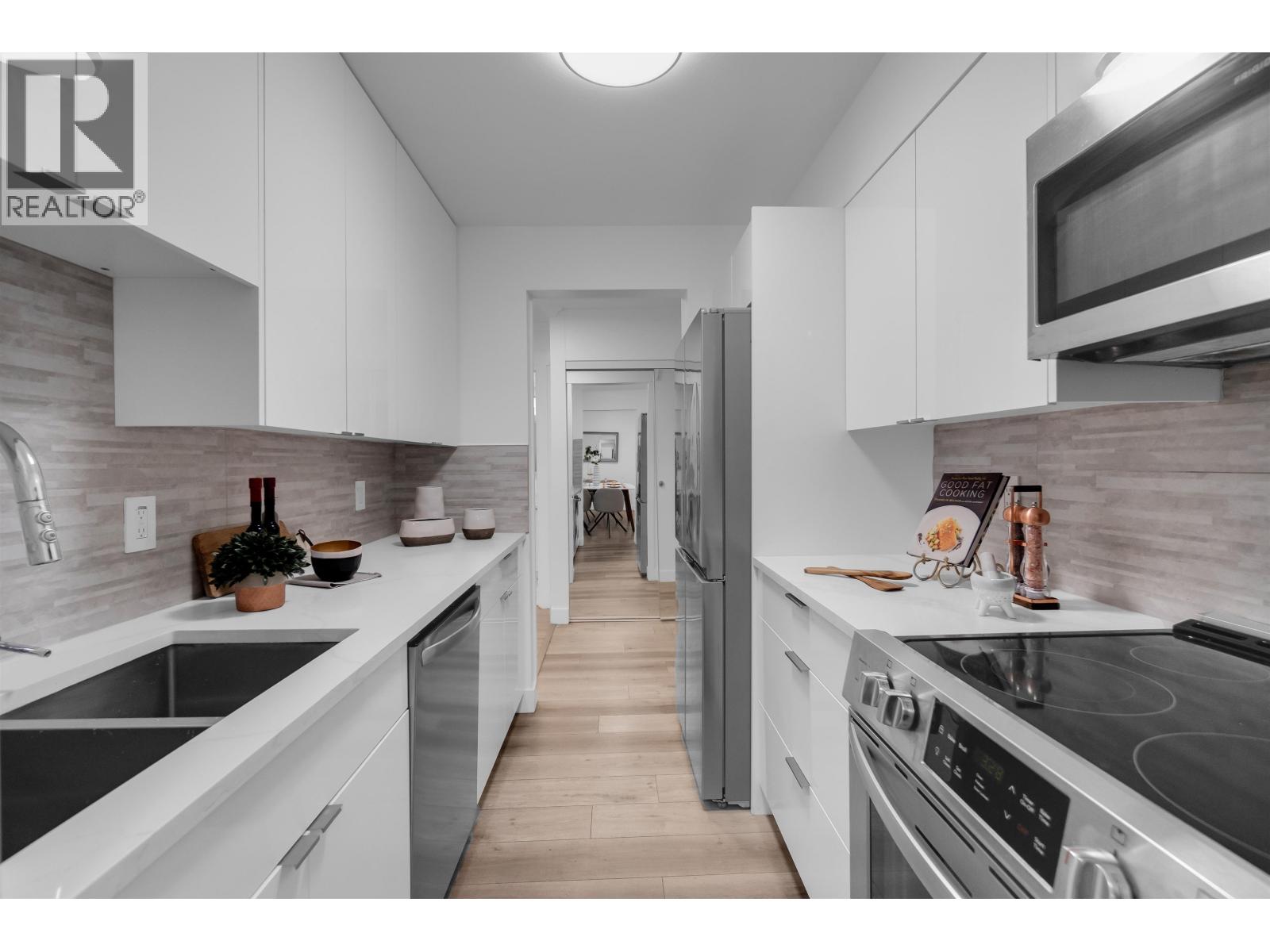 807 2004 FULLERTON AVENUE, North Vancouver