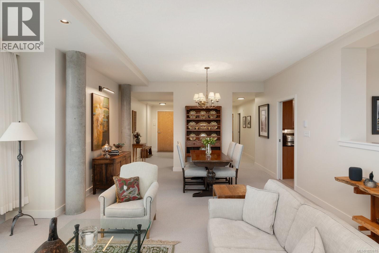 304 5350 Sayward Hill Crescent, Saanich