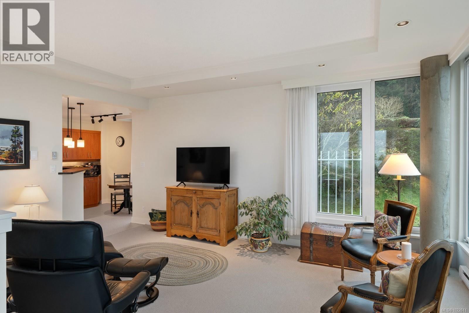 304 5350 Sayward Hill Crescent, Saanich