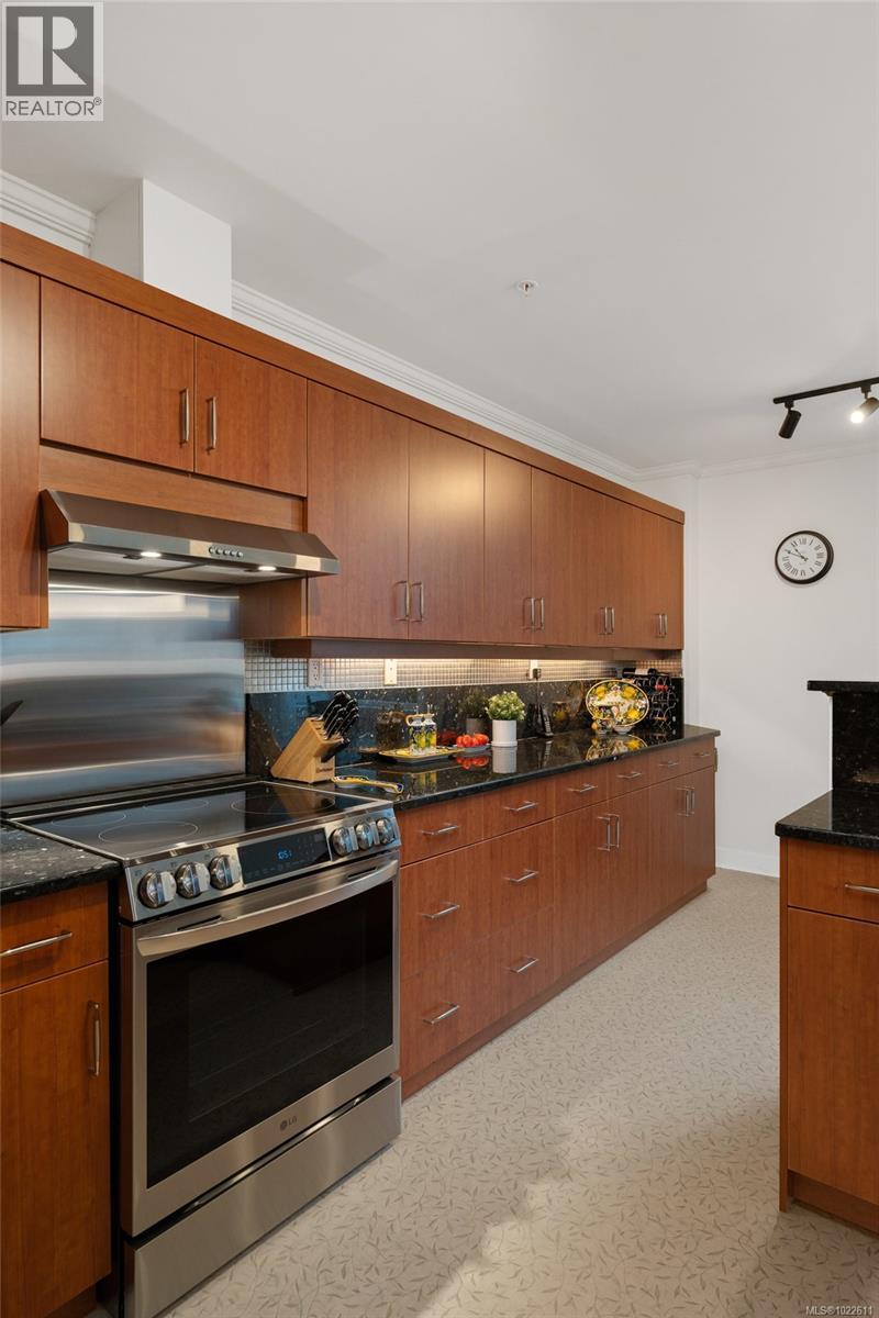 304 5350 Sayward Hill Crescent, Saanich