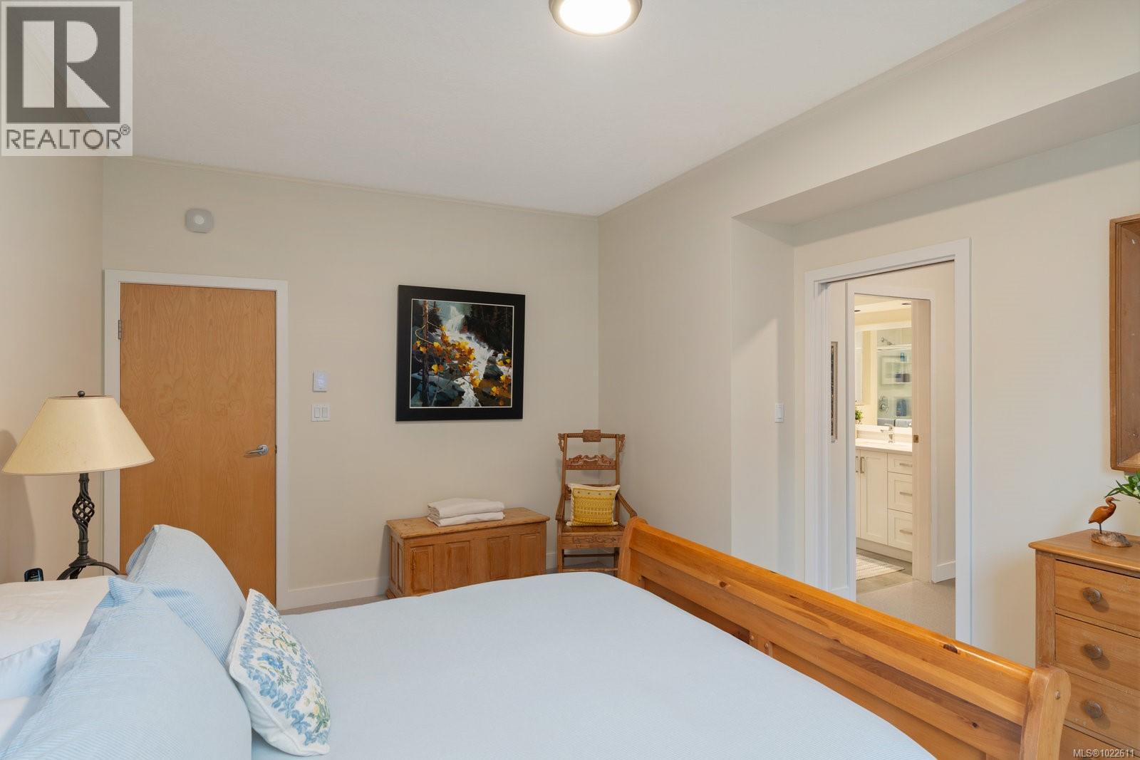 304 5350 Sayward Hill Crescent, Saanich