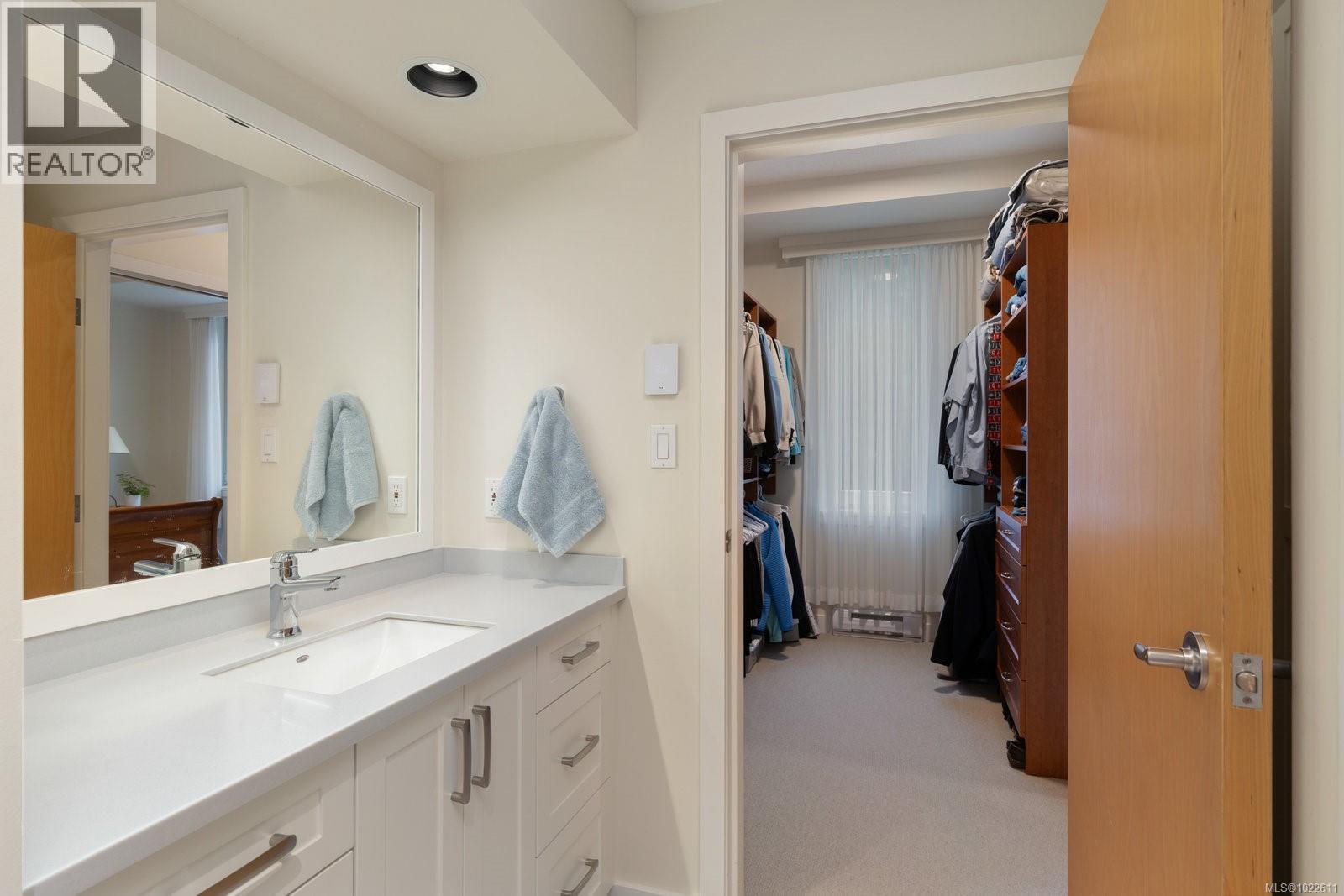 304 5350 Sayward Hill Crescent, Saanich