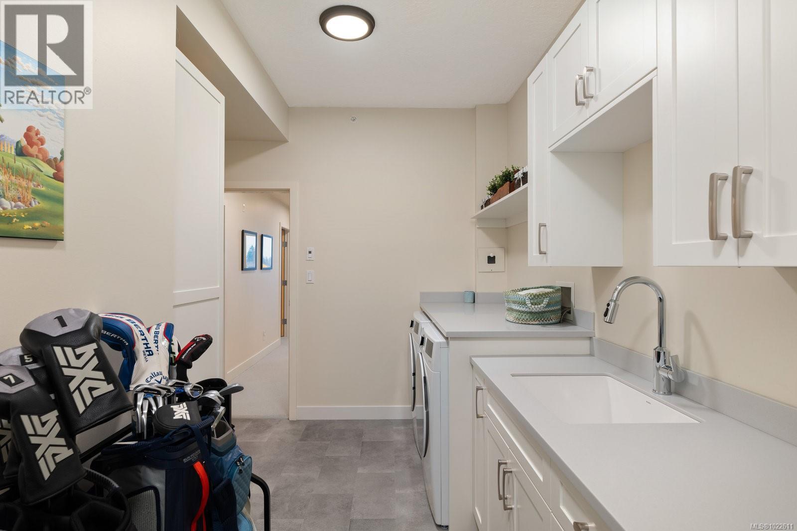 304 5350 Sayward Hill Crescent, Saanich