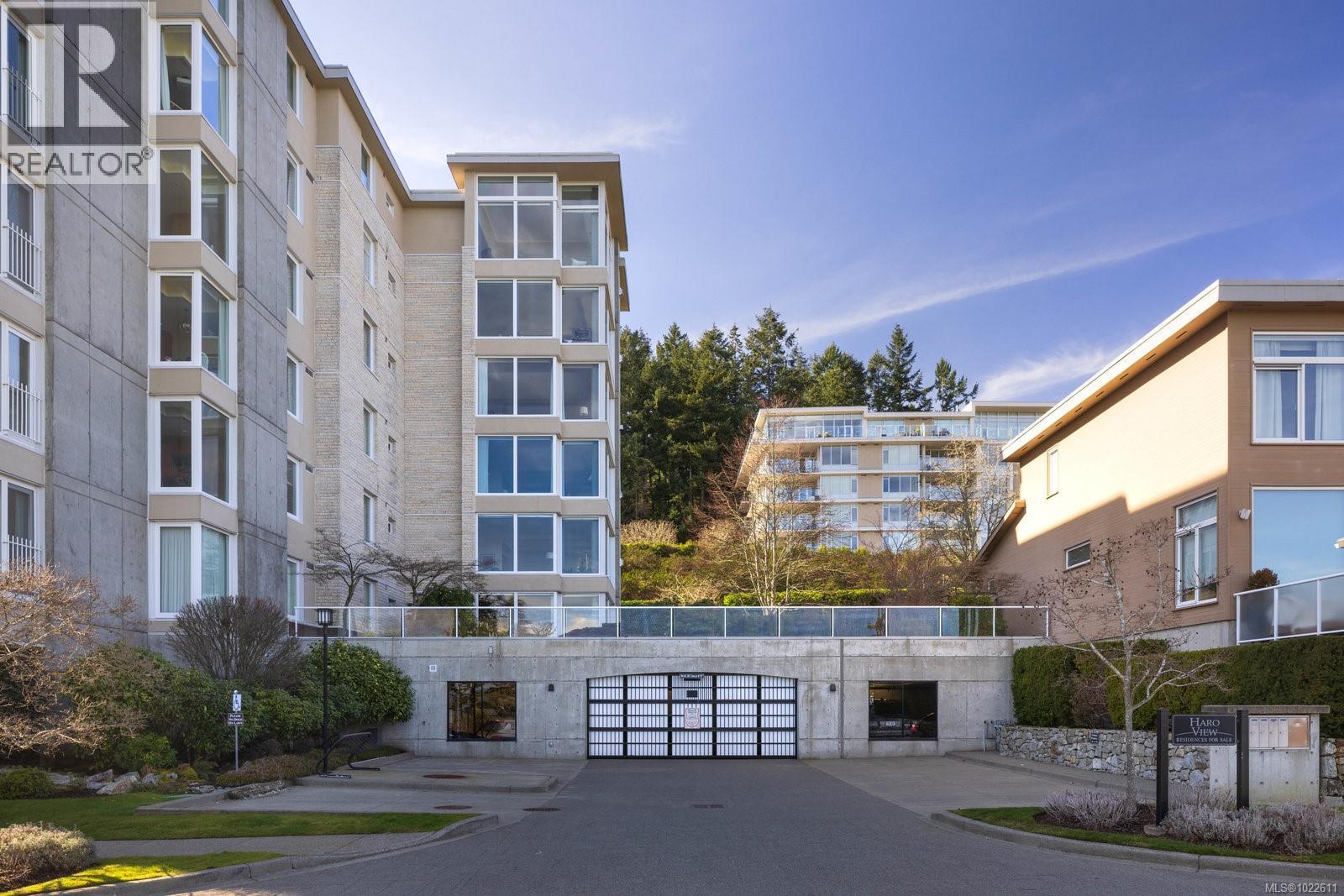 304 5350 Sayward Hill Crescent, Saanich