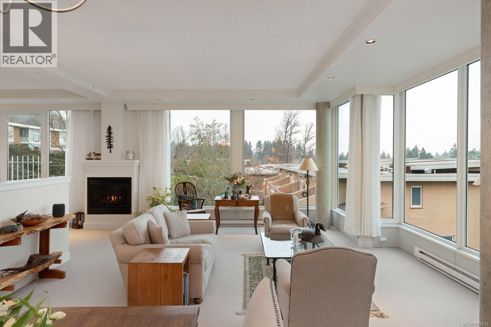 304 5350 Sayward Hill Crescent, Saanich