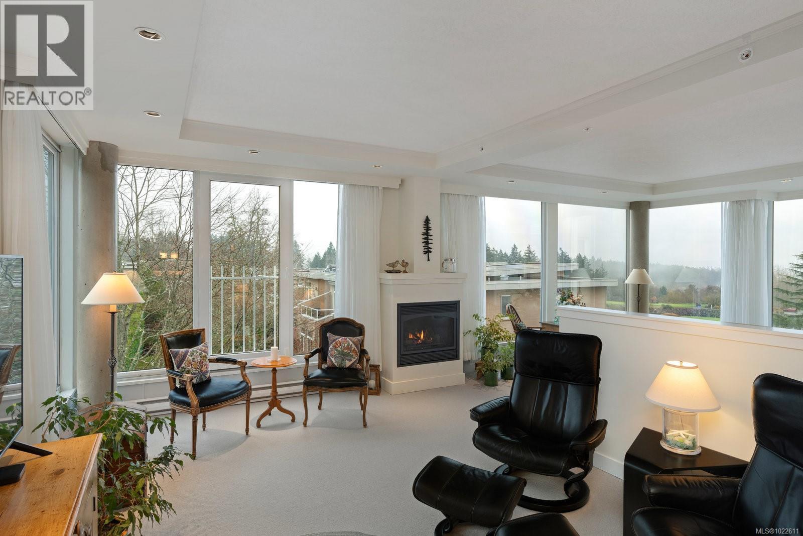 304 5350 Sayward Hill Crescent, Saanich