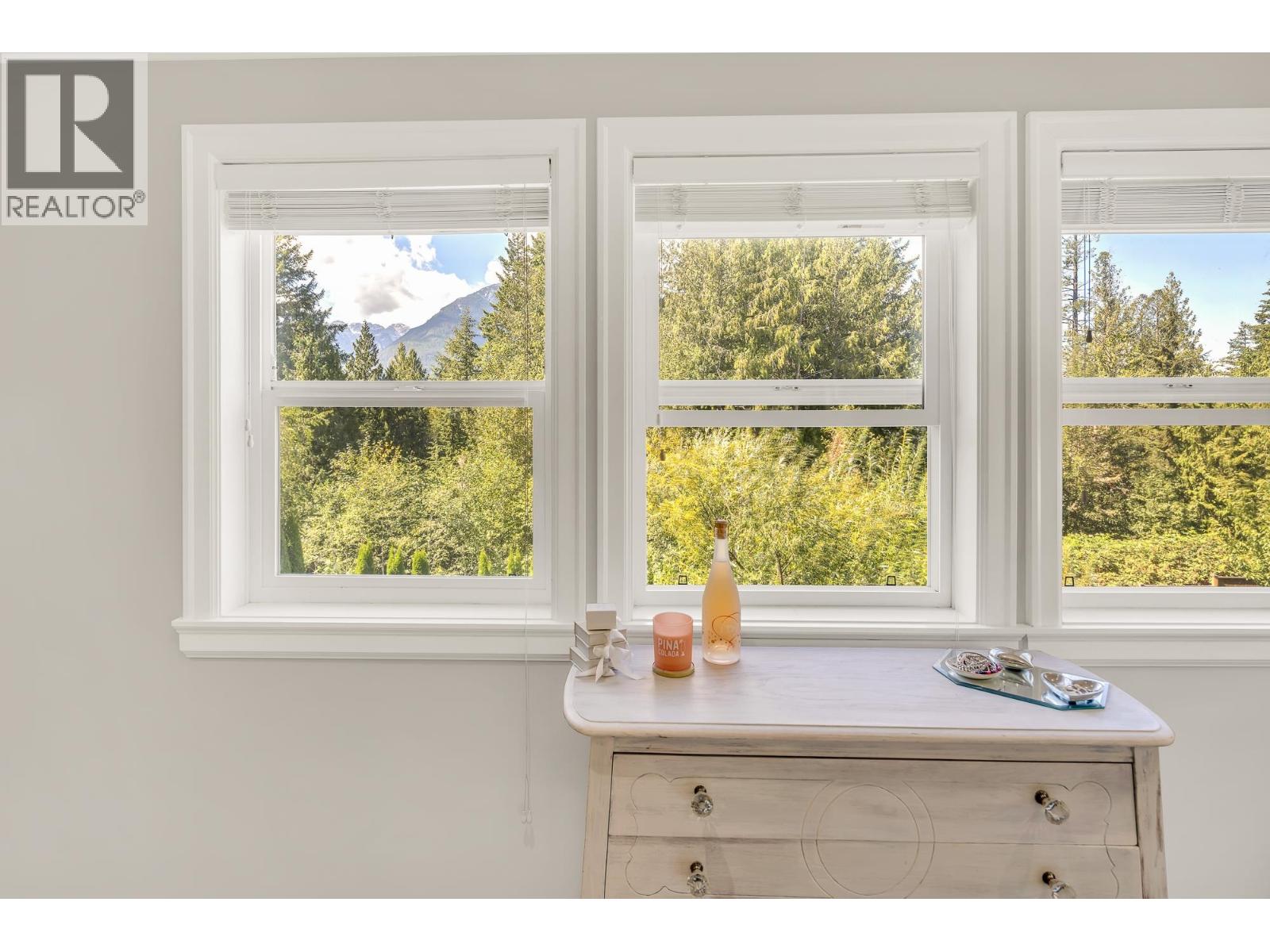 1020 JAY CRESCENT, Squamish