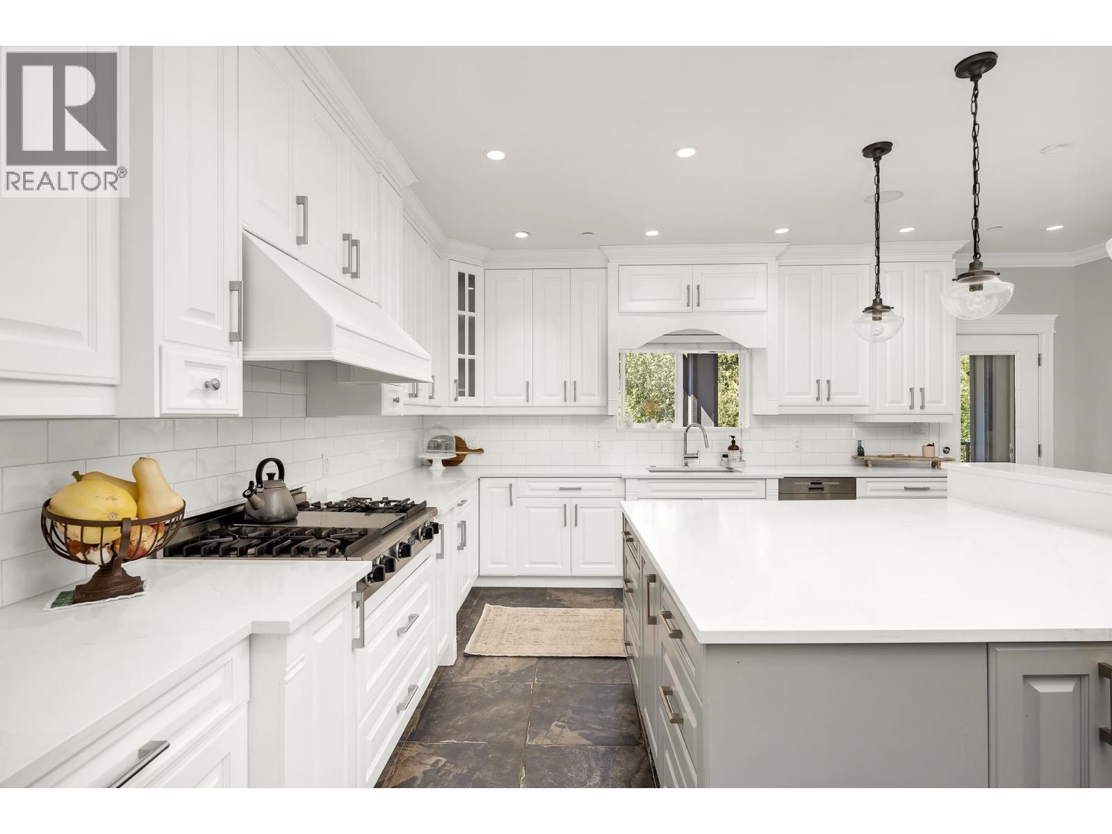 1020 JAY CRESCENT, Squamish