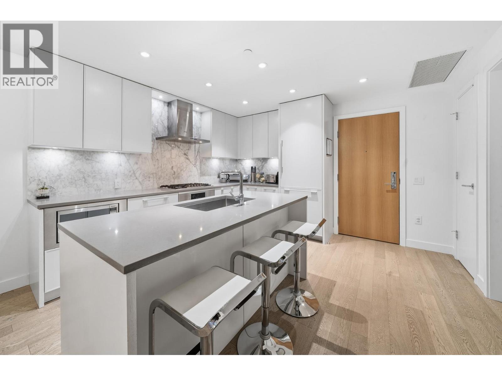 201 3220 CONNAUGHT CRESCENT, North Vancouver