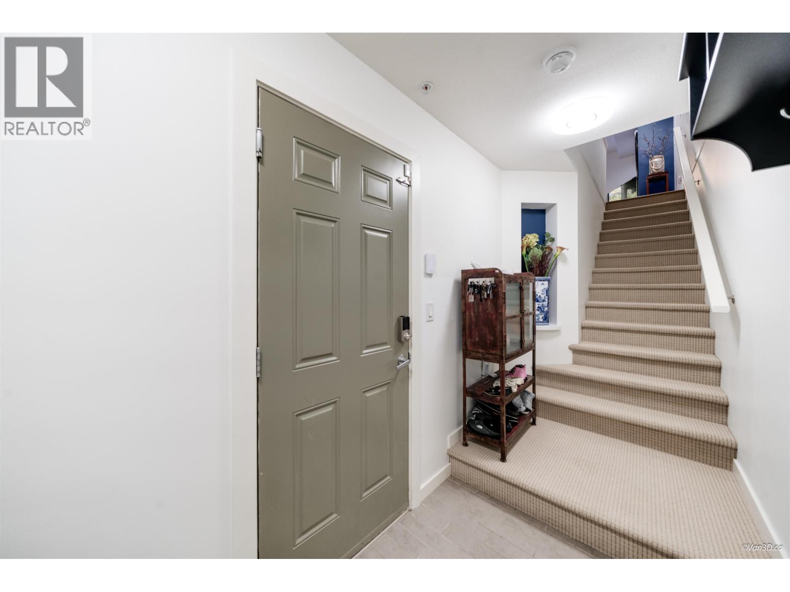 25 550 BROWNING PLACE, North Vancouver