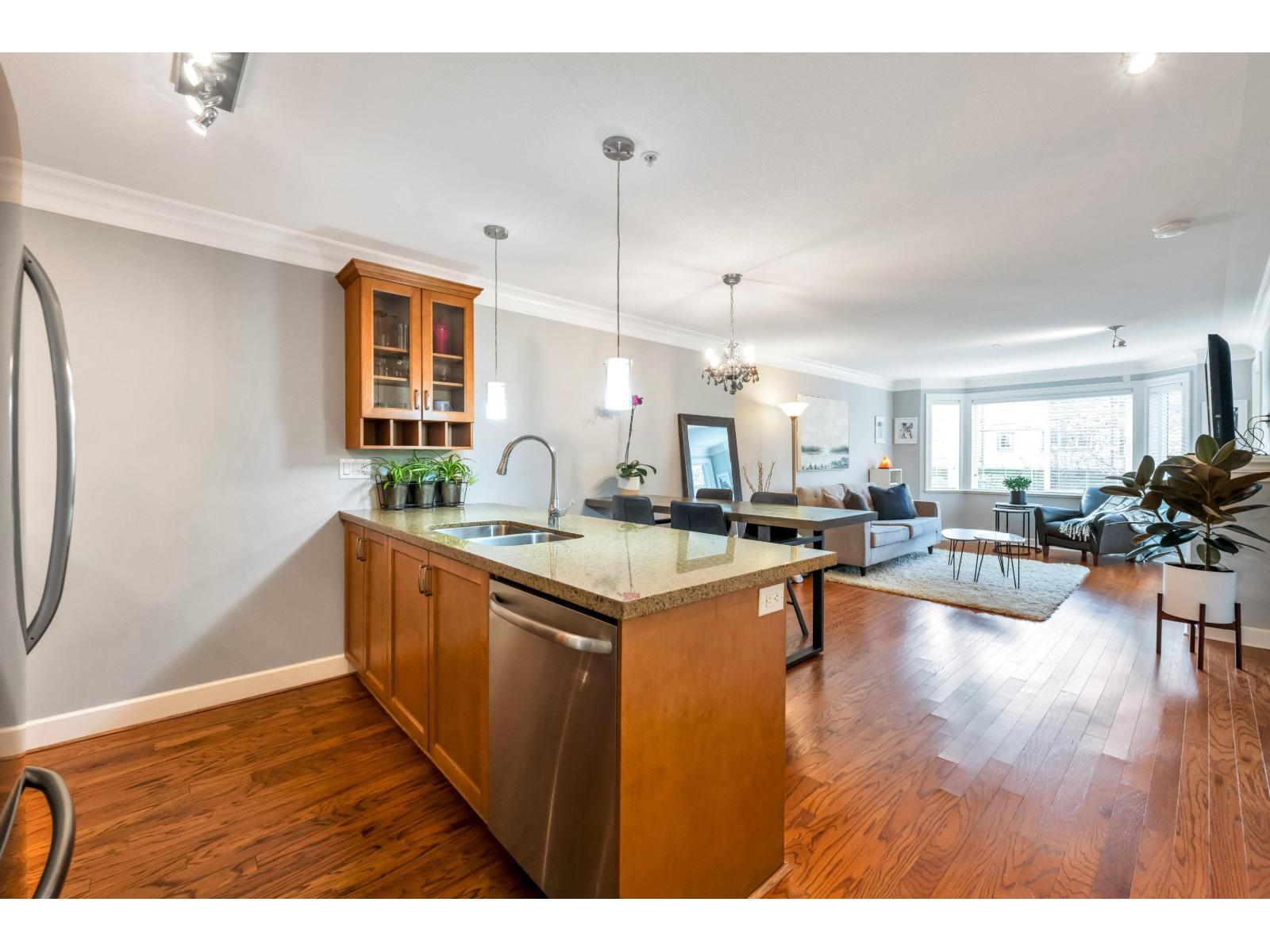 206 15357 ROPER AVENUE, White Rock