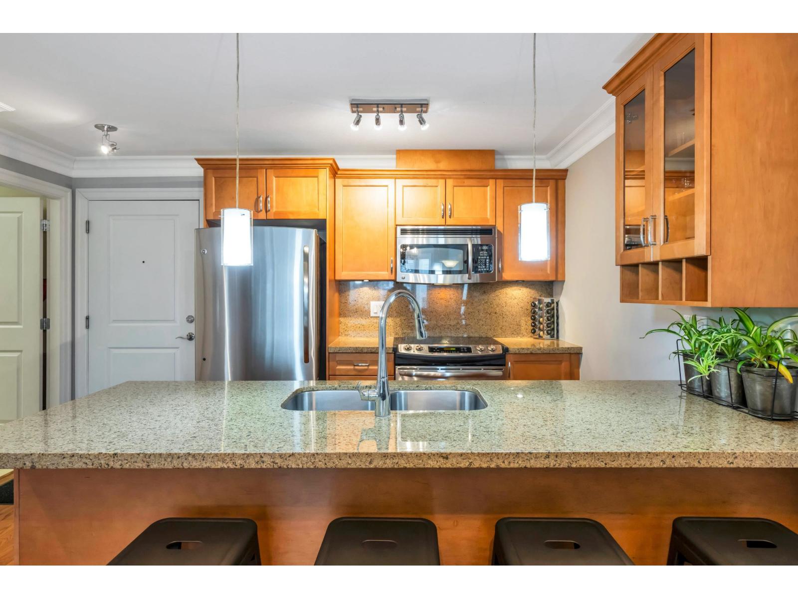 206 15357 ROPER AVENUE, White Rock