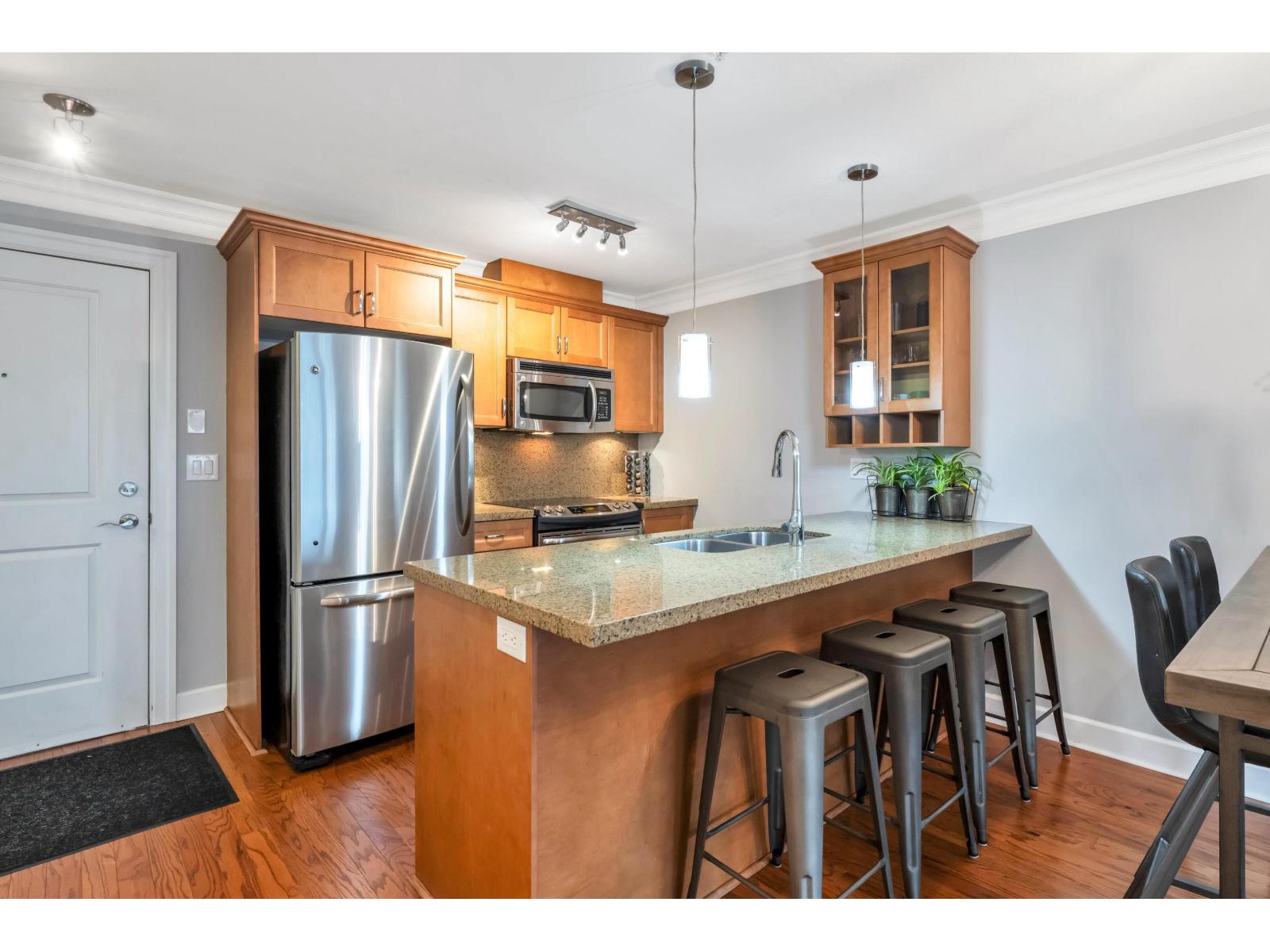 206 15357 ROPER AVENUE, White Rock