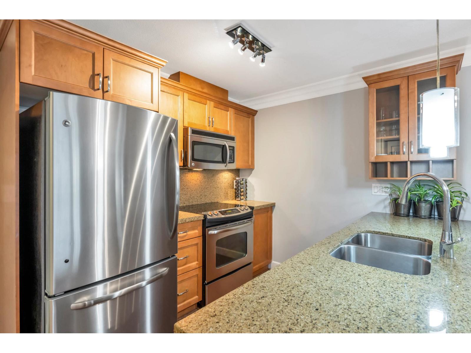 206 15357 ROPER AVENUE, White Rock