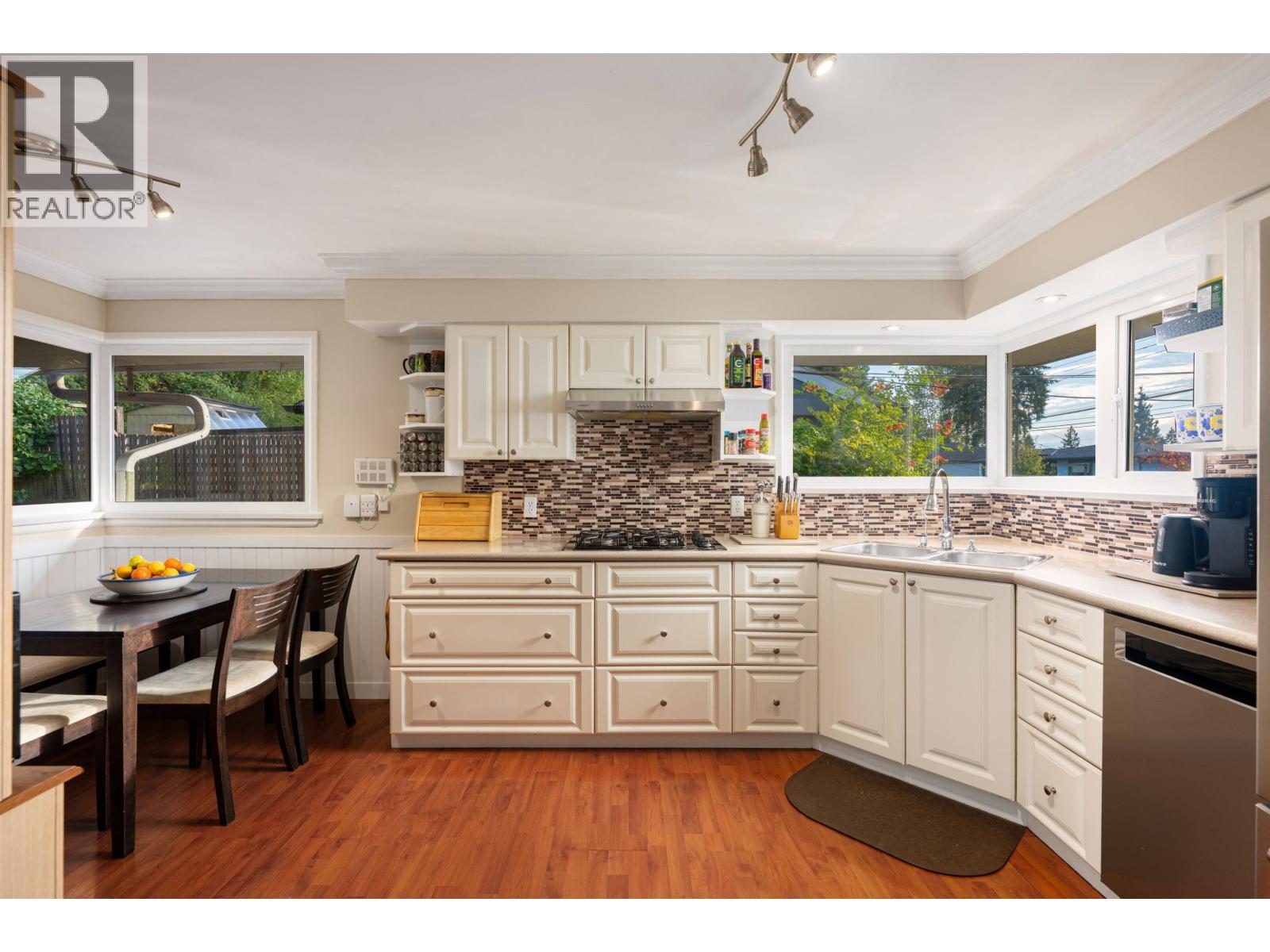 3658 LORAINE AVENUE, North Vancouver