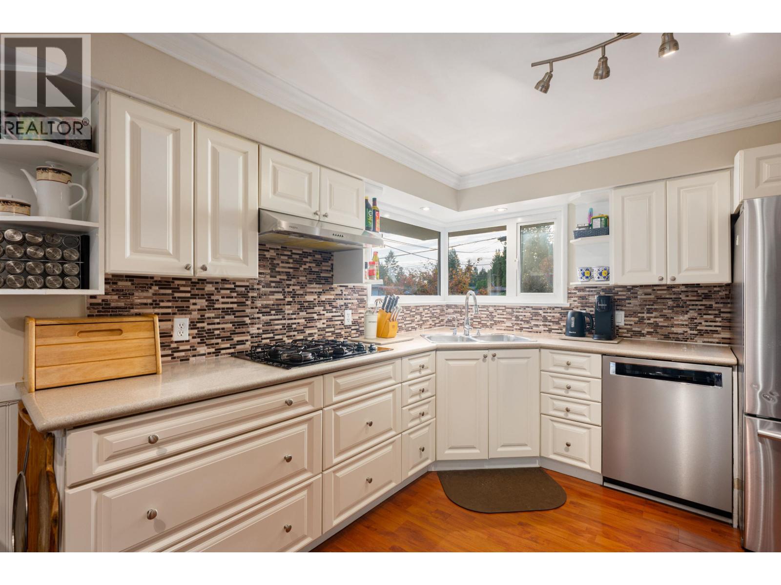 3658 LORAINE AVENUE, North Vancouver