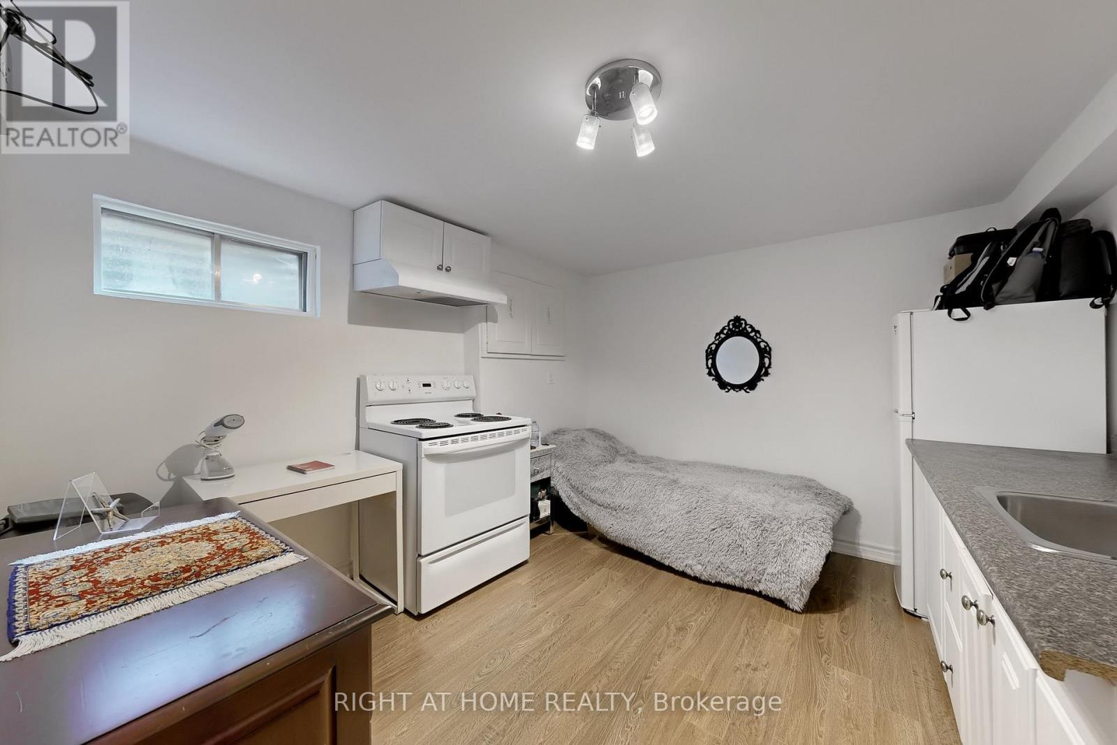 52 BRECKONWOOD CRESCENT - 41