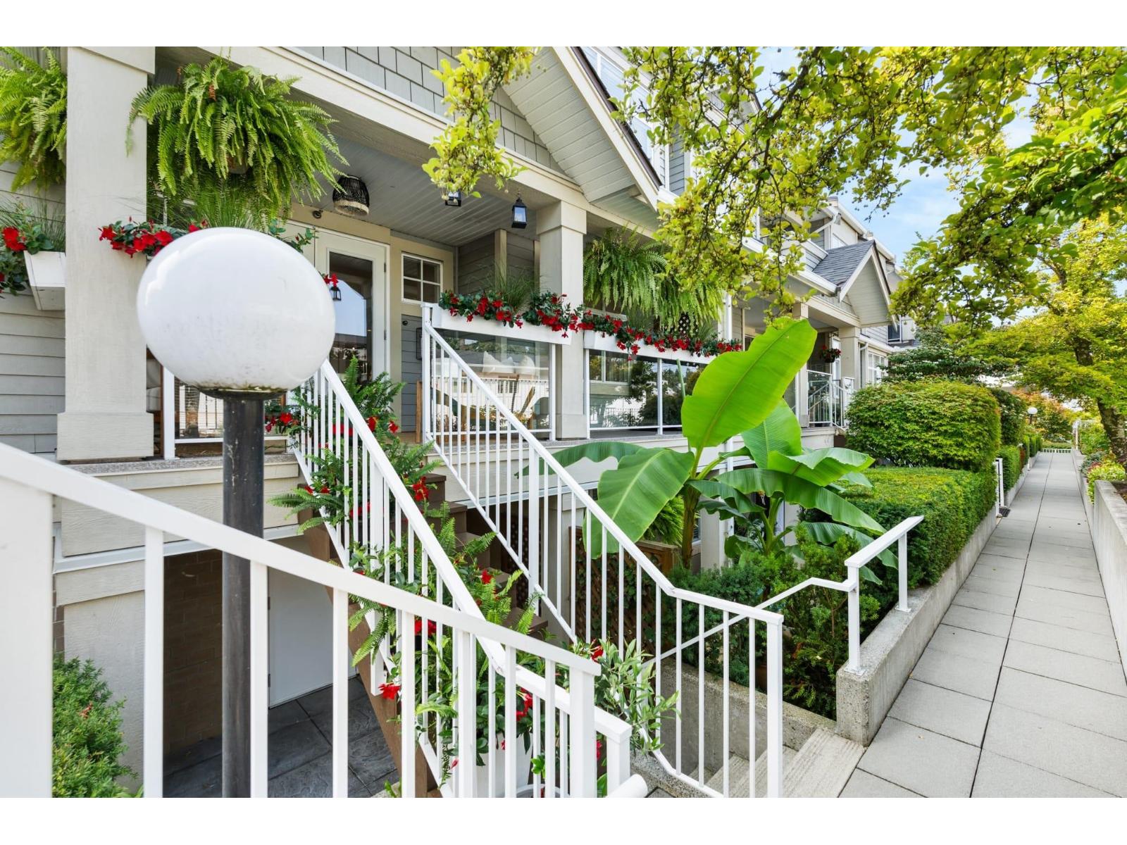 203 15621 MARINE DRIVE, White Rock