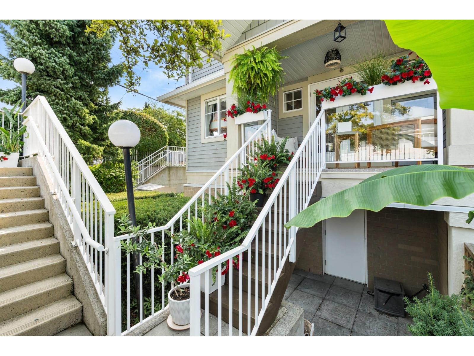 203 15621 MARINE DRIVE, White Rock