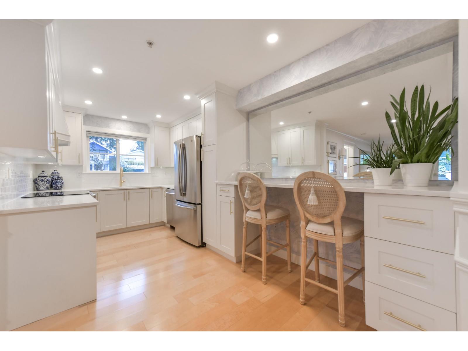 203 15621 MARINE DRIVE, White Rock