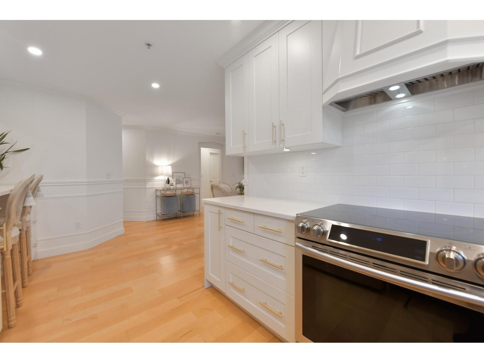 203 15621 MARINE DRIVE, White Rock