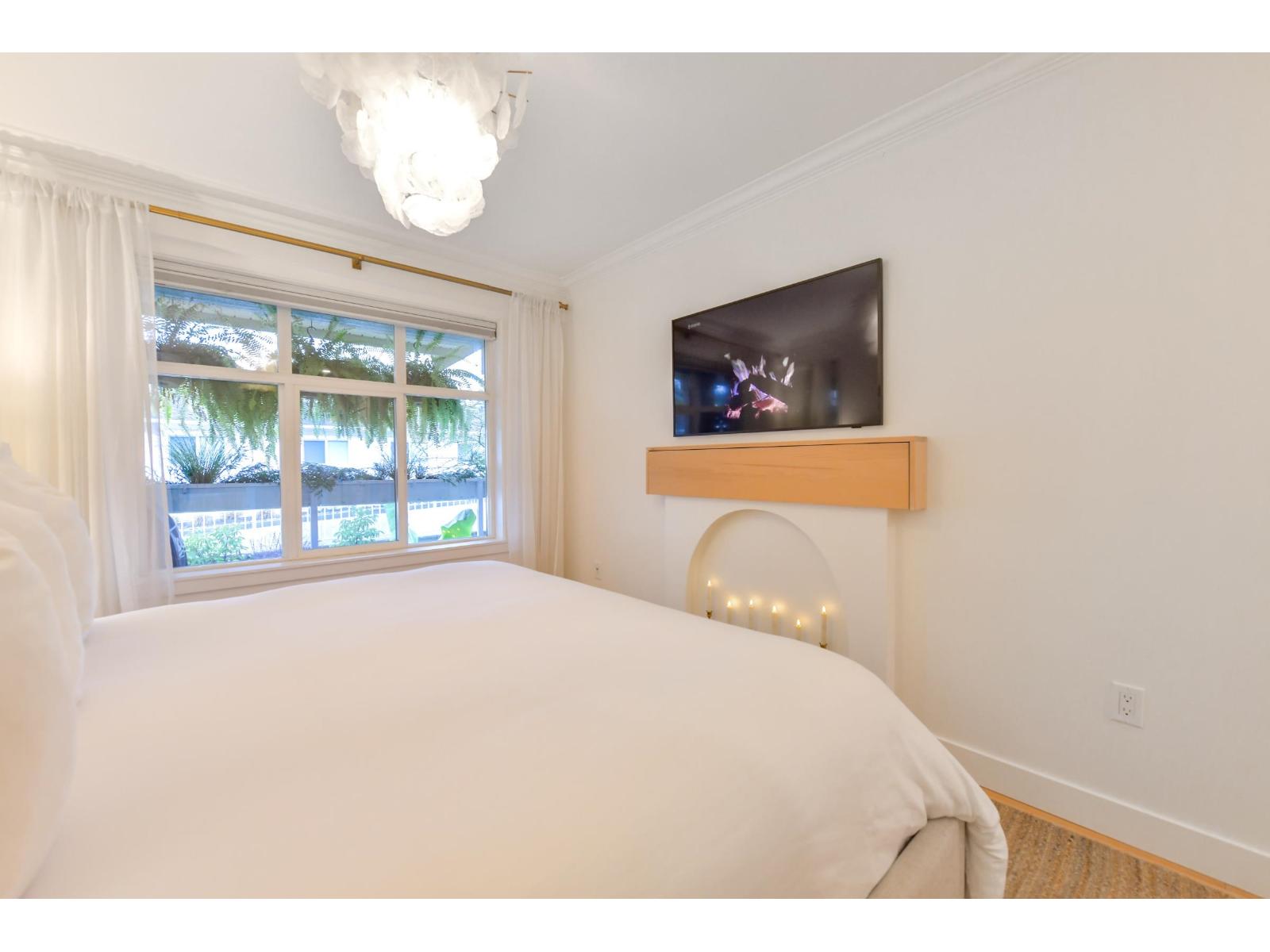 203 15621 MARINE DRIVE, White Rock