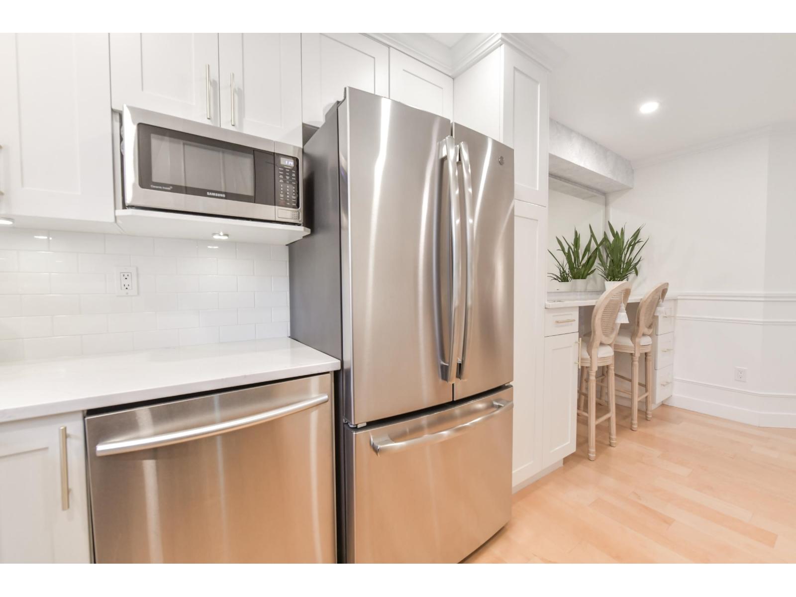 203 15621 MARINE DRIVE, White Rock