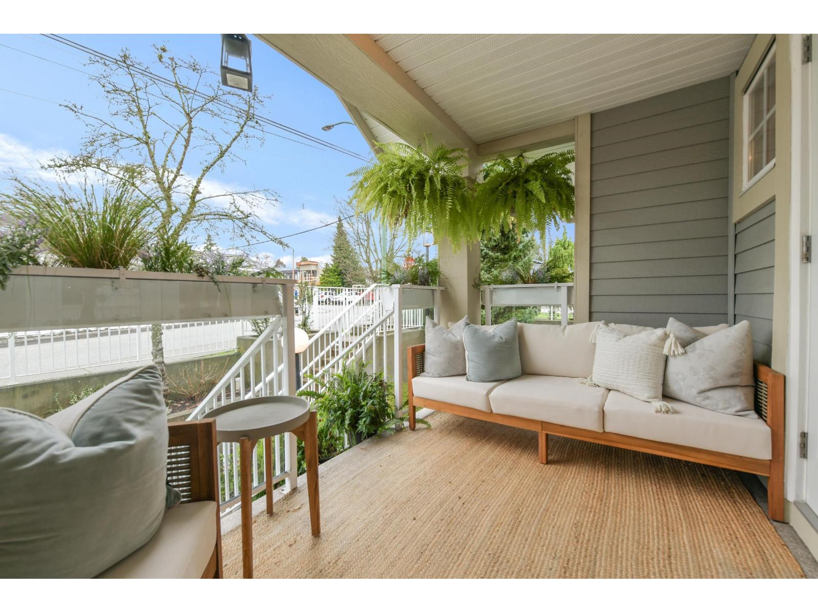 203 15621 MARINE DRIVE, White Rock