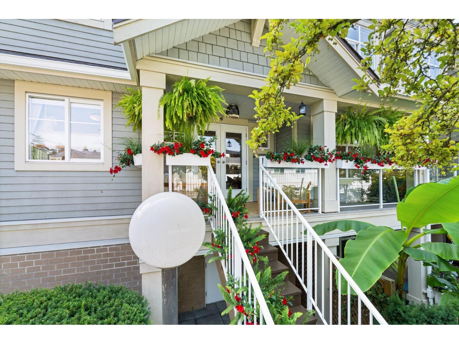 203 15621 MARINE DRIVE, White Rock