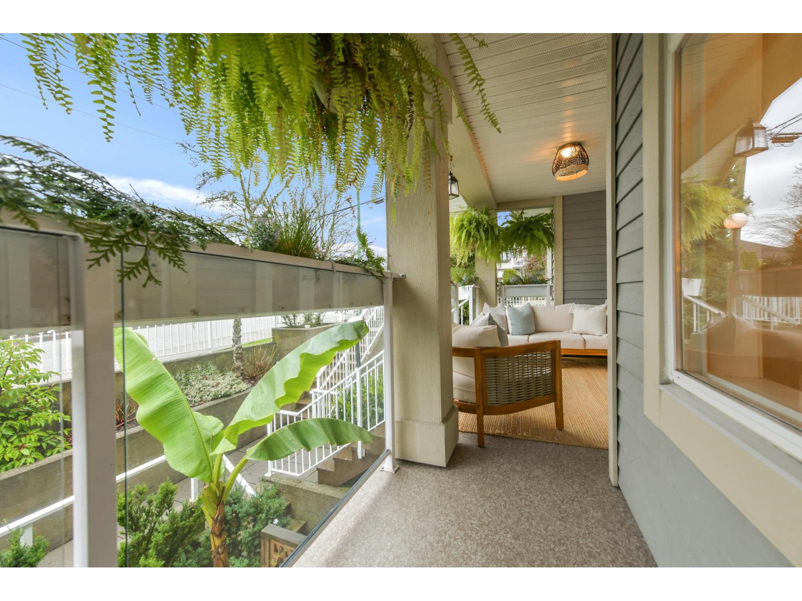 203 15621 MARINE DRIVE, White Rock