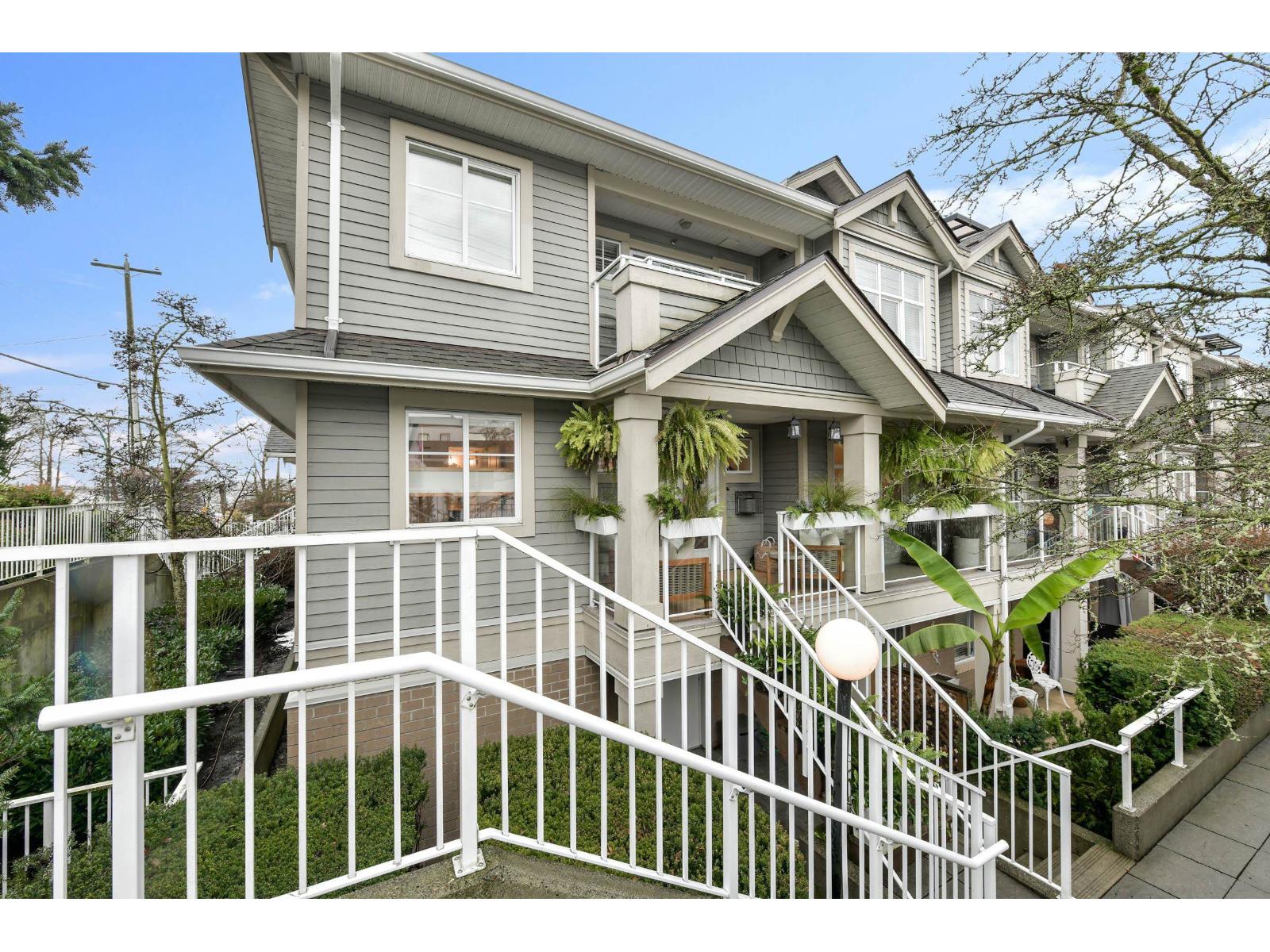 203 15621 MARINE DRIVE, White Rock