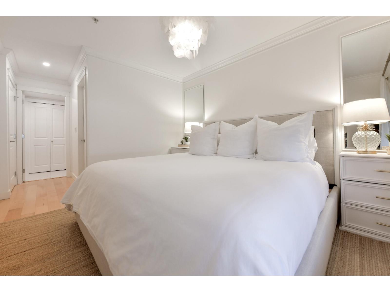 203 15621 MARINE DRIVE, White Rock