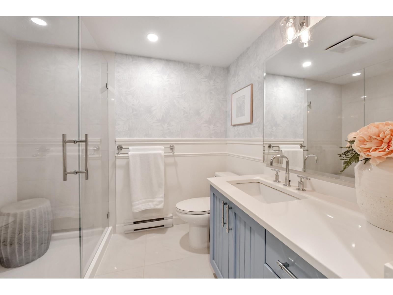 203 15621 MARINE DRIVE, White Rock