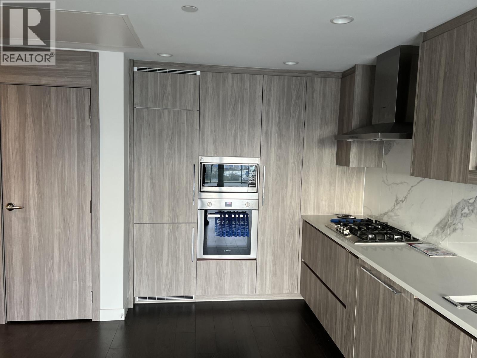 401 4890 LOUGHEED HIGHWAY, Burnaby