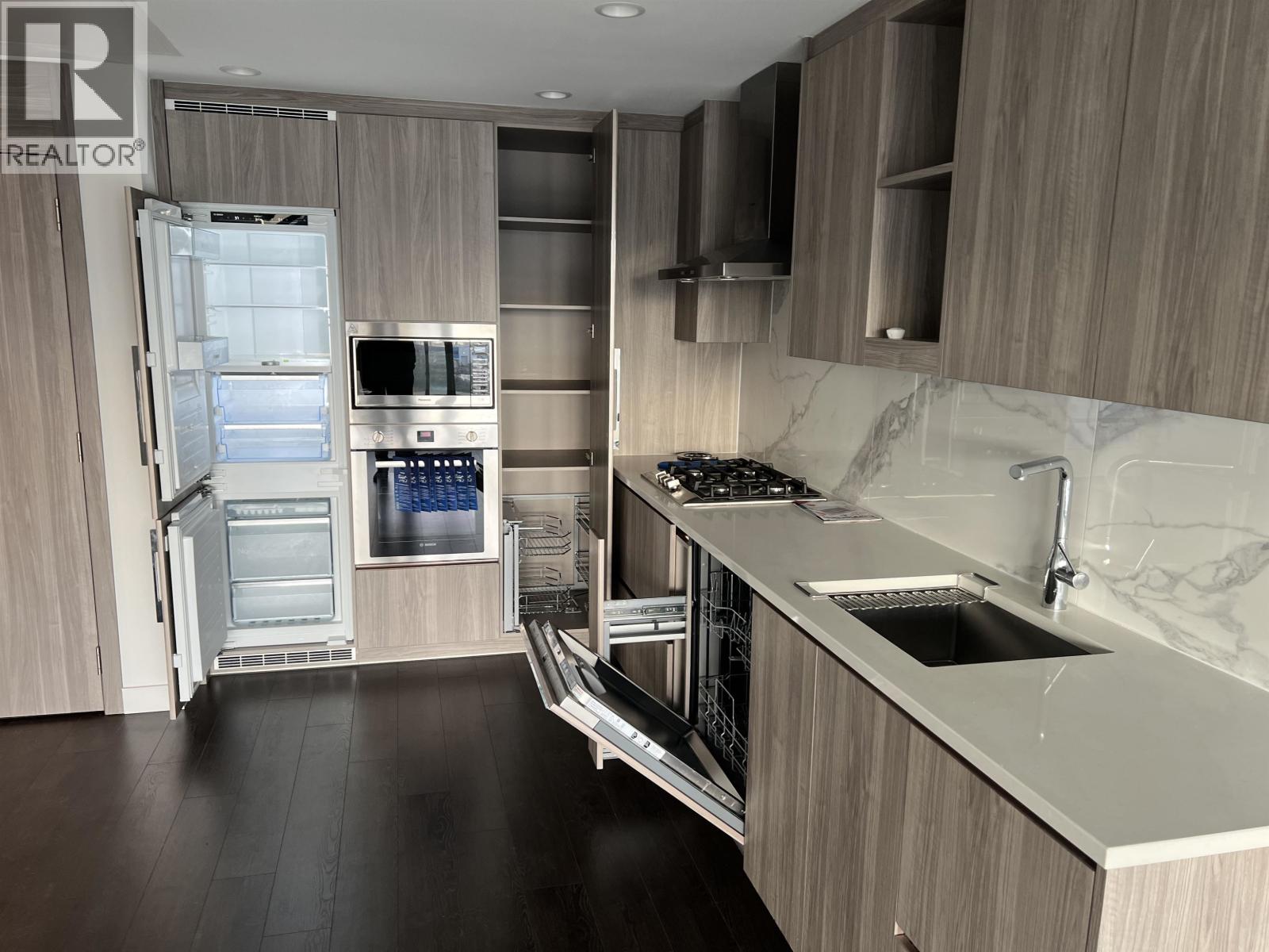 401 4890 LOUGHEED HIGHWAY, Burnaby