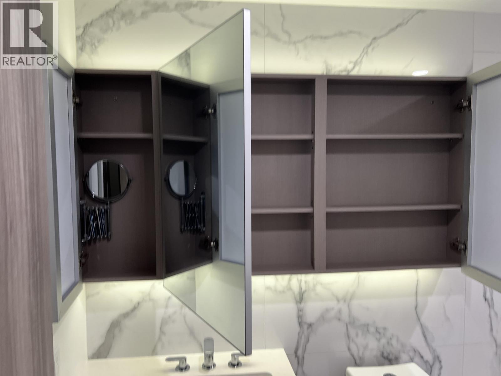 401 4890 LOUGHEED HIGHWAY, Burnaby